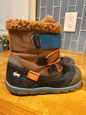See Kai Run  3M Thinsulate boots water resistant. Size 6